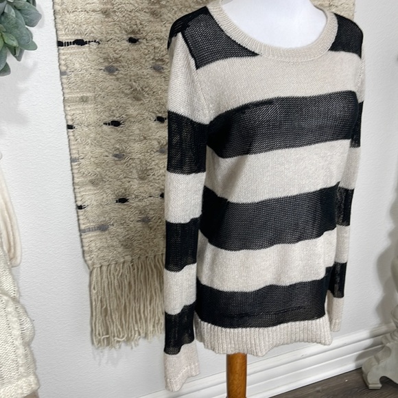 🌺gap black and creme striped sweater size S - Picture 2 of 5
